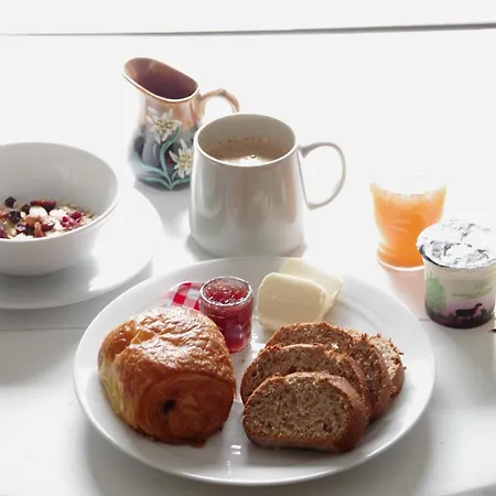 Bed & Breakfast Chez Camille Et Pierre Bourgvallees